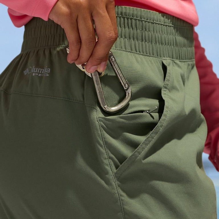 Un bolsillo de seguridad con cremallera mantiene los objetos de valor seguros y de fácil acceso.
