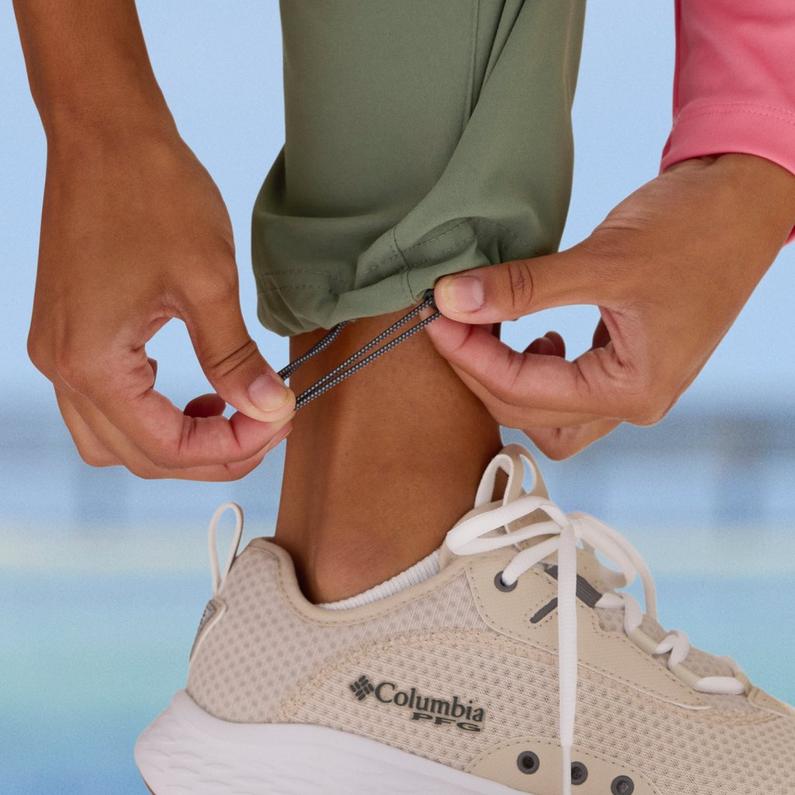 Los cordones elásticos en los puños permiten ajustar el ajuste y aislarse de los elementos.